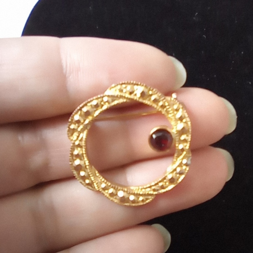 Beautiful Vintage Ruby Pin. 1.25 inches around.